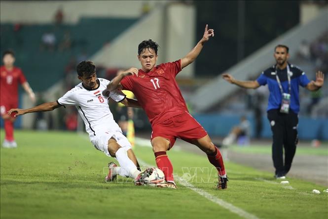 Tình huống xoạc bóng của hậu vệ Yemen. Ảnh: Minh Quyết - TTXVN