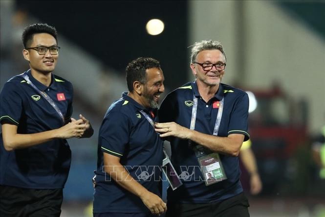 Niềm vui của Ban huấn luyện đội U23 Việt Nam sau khi Việt Nam thắng Yemen 1-0. Ảnh: Minh Quyết - TTXVN