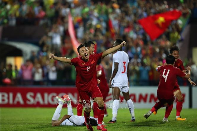 Thái Sơn (số 8, Việt Nam) vui mừng sau khi Việt Nam thắng Yemen 1-0. Ảnh: Minh Quyết - TTXVN