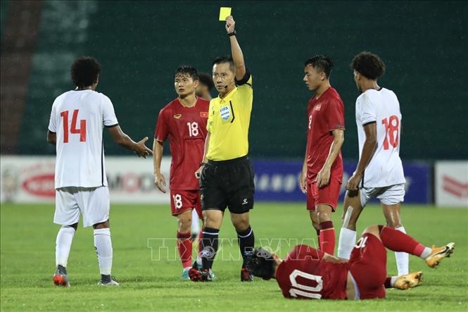 Trọng tài rút thẻ vàng cảnh cáo Mohammed (số 14, Yemen) sau tình huống phạm lỗi với Thành Nhàn (số 10, Việt Nam). Ảnh: Minh Quyết - TTXVN
