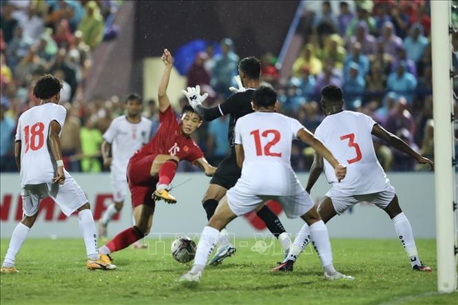 Pha dứt điểm cận thành của Đình Bắc (số 15). Ảnh: Minh Quyết - TTXVN