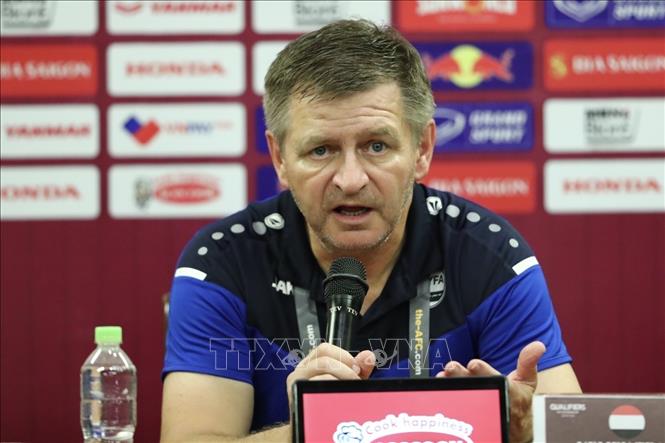 HLV trưởng đội tuyển U23 Yemen Soukup trả lời phỏng vấn tại cuộc họp báo sau trận đấu. Ảnh: Minh Quyết - TTXVN