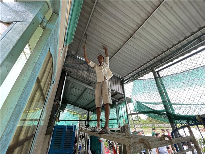 Nhiều nhà dân bị lốc xoáy làm tốc mái, hư hại nghiêm trọng. Ảnh: TTXVN phát
