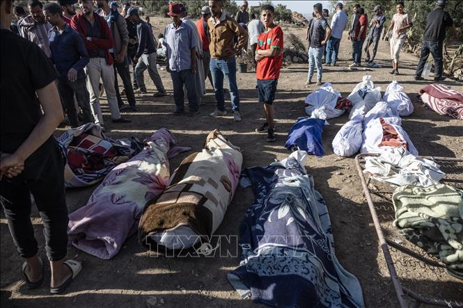Thi thể nạn nhân thiệt mạng trong trận động đất ở  Marrakesh, ngày 9/9/2023. Ảnh: AFP/TTXVN