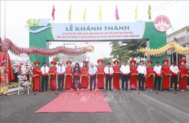 Lãnh đạo tỉnh Vĩnh Phúc cùng các đại biểu thực hiện nghi thức cắt băng khánh thành Nhà máy nước sông Hồng. Ảnh: Hoàng Hùng – TTXVN