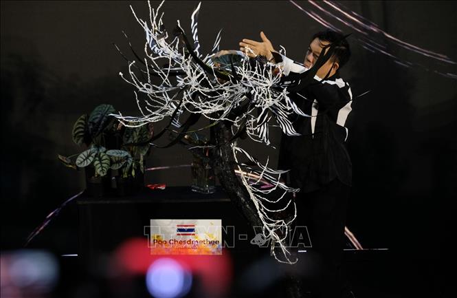 A flower designer participates in the My Country Design Show with his flower arrangement. VNA Photo: Nguyễn Dũng