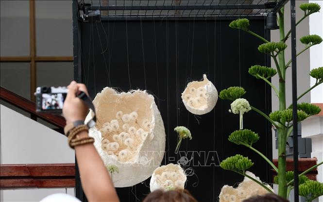 A flower arrangement piece at the summit. VNA Photo: Nguyễn Dũng