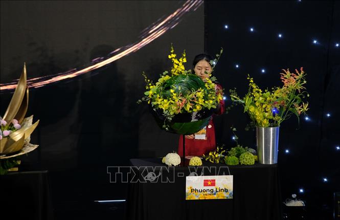 A Vietnamese designer and her flower arrangement piece at the summit's opening ceremony. VNA Photo: Nguyễn Dũng