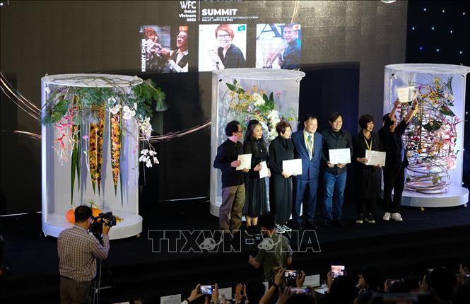 Chairman of World Flower Council Efren Chatto presents certificates to 6 designers participating in the summit’s opening ceremony. VNA Photo: Nguyễn Dũng
