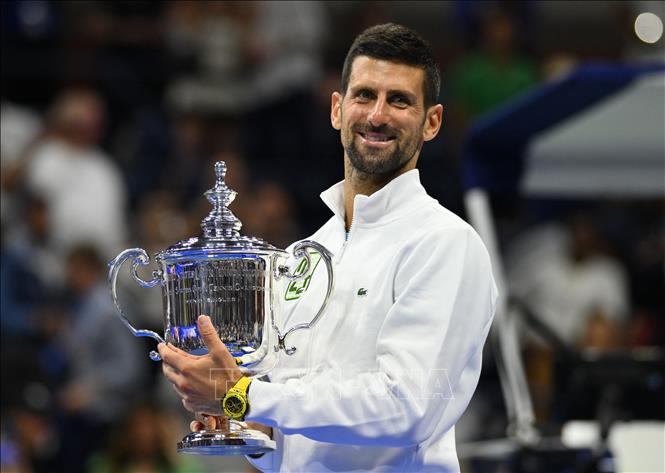 Tay vợt Serbia Novak Djokovic đăng quang vô địch US Open 2023 tại New York (Mỹ) ngày 10/9/2023. Ảnh: AFP/TTXVN