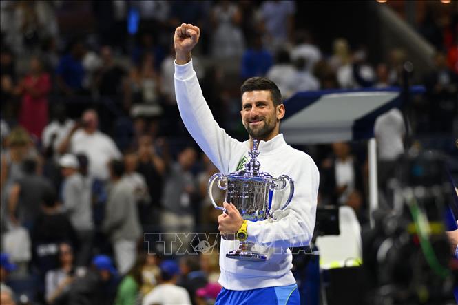 Tay vợt Serbia Novak Djokovic đăng quang vô địch US Open 2023 tại New York (Mỹ) ngày 10/9/2023. Ảnh: AFP/TTXVN