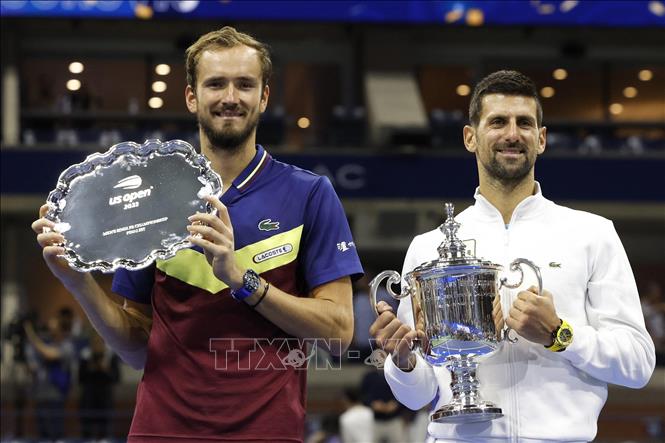 Tay vợt Serbia Novak Djokovic (phải) giành Cup vô địch và tay vợt Nga Daniil Medvedev giành đĩa bạc giải US Open 2023, tại New York (Mỹ), ngày 10/9/2023. Ảnh: AFP/TTXVN