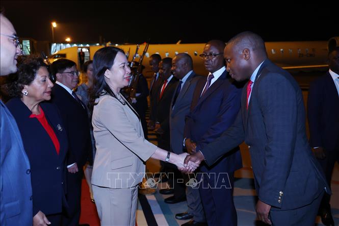 Vice President Vo Thi Anh Xuan and her entourage are welcomed at the Maputo International Airport. VNA Photo: Lâm Khánh 