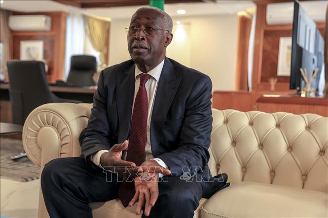 Thủ tướng lâm thời của Gabon Raymond Ndong Sima trả lời phỏng vấn hãng tin AFP tại Libreville, ngày 10/9/2023. Ảnh: AFP/TTXVN