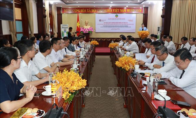 Quang cảnh lễ trao giấy chứng nhận đầu tư cho Công ty TNHH SHANDONG HAOHUA TIRE. Ảnh: Sỹ Tuyên - TTXVN