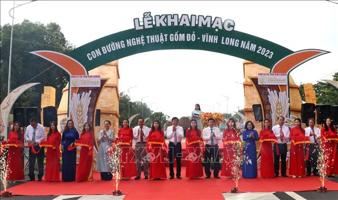 Đại biểu cắt băng khai mạc Con đường nghệ thuật gốm đỏ Vĩnh Long năm 2023. Ảnh: Lê Thúy Hằng – TTXVN