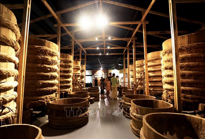 Không gian trưng bày tái hiện hầm ủ cá cơm làm nước mắm Phan Thiết. Ảnh: Hồng Đạt - TTXVN
