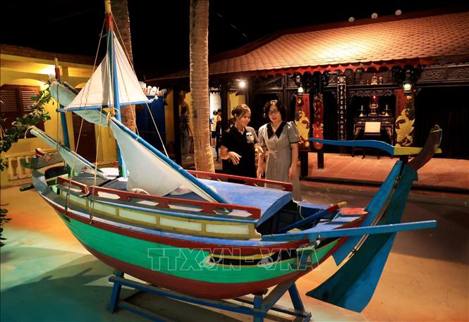 Chiếc ghe đánh bắt cá cơm làm nguyên liệu chế biến nước mắm Phan Thiết được trưng bày tại Bảo tàng. Ảnh: Hồng Đạt - TTXVN
