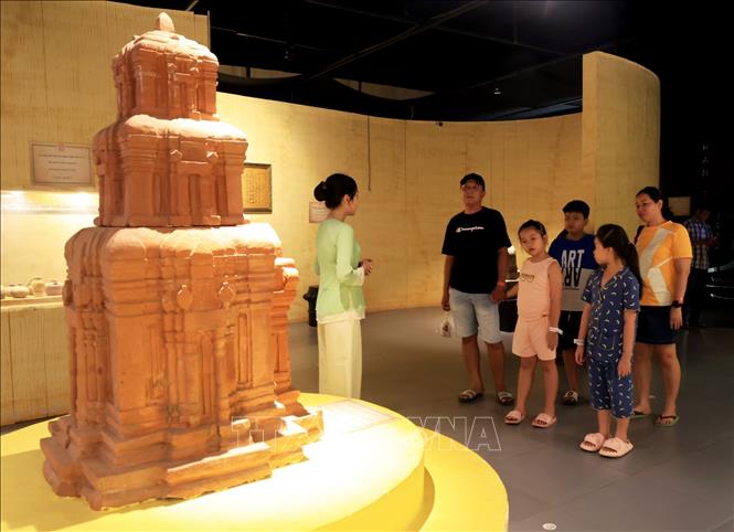 Du khách tìm hiểu lịch sử vùng đất Phan Thiết trong không gian trưng bày của Bảo tàng. Ảnh: Hồng Đạt - TTXVN
