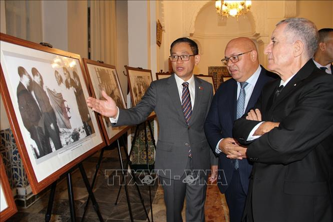 Vietnamese Ambassador to Algeria Tran Quoc Khanh and delegates at a photo exhibition on the two countries’ traditional relations. VNA Photo: Trung Khánh