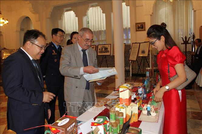 Delegates explore a range of Vietnamese products at the ceremony. VNA Photo: Trung Khánh