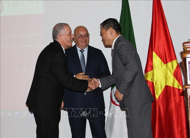 Vietnamese Ambassador to Algeria Tran Quoc Khanh welcomes Mokhtar Didouche,  Algerian Minister of Tourism and Handicrafts, and Laid Rebiga, Algerian Minister of Mujahideen (War Veterans) and Rights Holders. VNA Photo: Trung Khánh