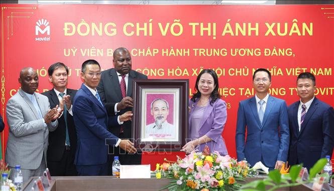 Phó Chủ tịch nước Võ Thị Ánh Xuân trao tặng Bức chân dung Chủ tịch Hồ Chí Minh cho Liên doanh viễn thông Movitel. Ảnh: Lâm Khánh – TTXVN