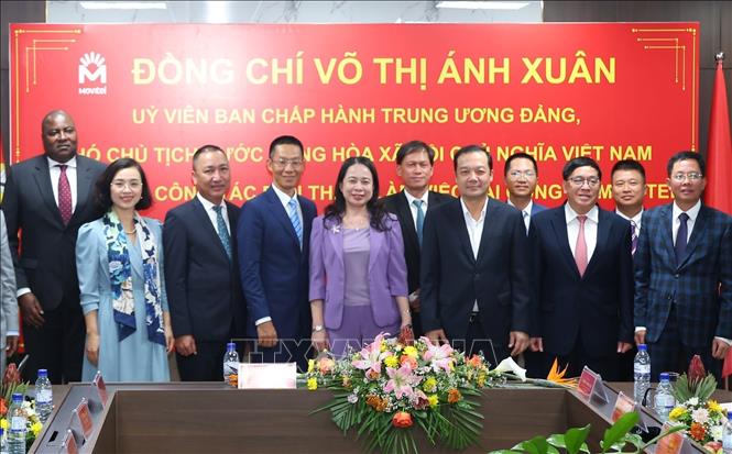 Phó Chủ tịch nước Võ Thị Ánh Xuân gặp gỡ lãnh đạo Tập đoàn Công nghiệp-Viễn thông Quân đội (Viettel) và Liên doanh viễn thông Movitel tại Maputo, CH Mozambique. Ảnh: Lâm Khánh – TTXVN