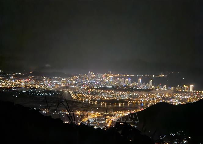 Quang cảnh thành phố Nha Trang lung linh, rực rỡ màu sắc vào buổi tối khi nhìn từ đỉnh đỉnh Hoàng Ngưu Sơn. Ảnh: Phan Sáu - TTXVN