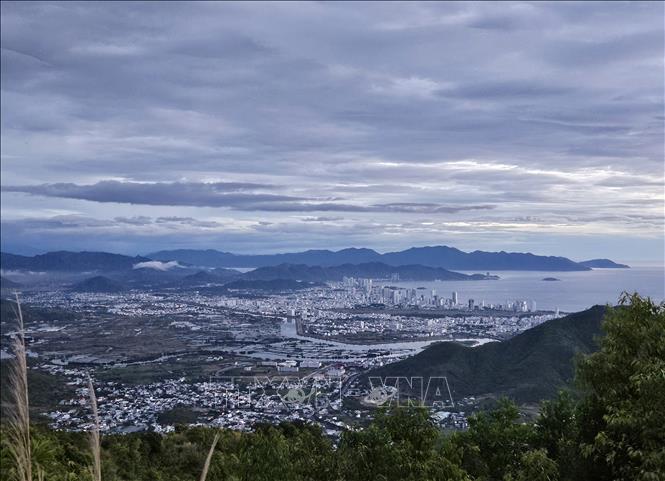 Thành phố Nha Trang nhìn từ đỉnh núi Hoàng Ngưu Sơn tựa bức tranh phong cảnh hữu tình. Ảnh: Phan Sáu - TTXVN