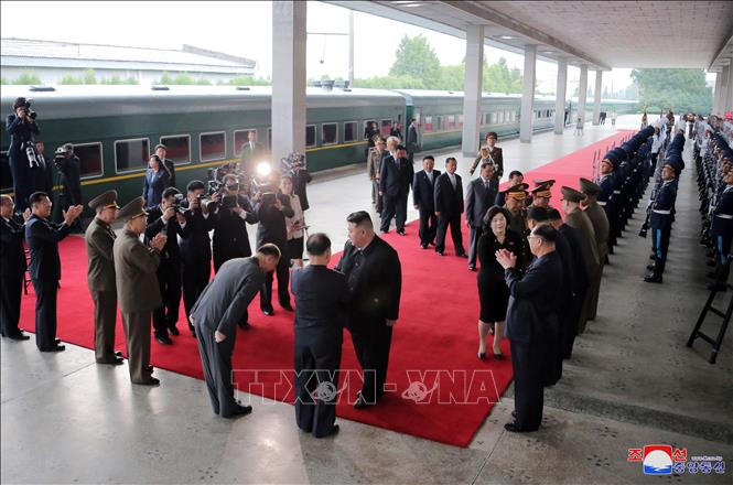 Nhà lãnh đạo Triều Tiên Kim Jong-un (giữa) tại nhà ga tàu hỏa ở Bình Nhưỡng trước khi lên đường tới Nga, ngày 10/9/2023. Ảnh: Yonhap/TTXVN