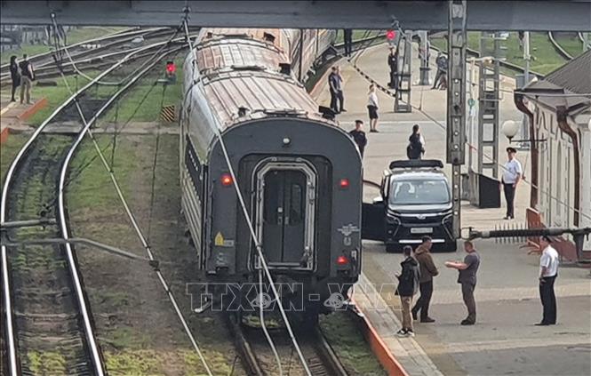 Cảnh sát và binh sĩ gác tại nhà ga tàu hỏa Vladivostok, Nga, ngày 11/9/2023. Ảnh: Yonhap/TTXVN
