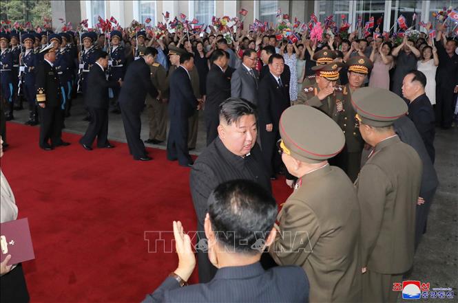 Nhà lãnh đạo Triều Tiên Kim Jong-un (giữa) tại nhà ga ở Bình Nhưỡng, ngày 10/9/2023, trước khi lên tàu tới thăm Nga. Ảnh: Yonhap/TTXVN