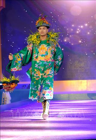 A collection of Vietnamese ancient costume designs stylized with fresh flowers opens the Gala night. VNA Photo: Nguyễn Dũng 