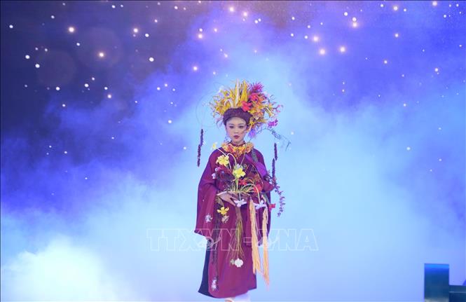 A collection of Vietnamese ancient costume designs stylized with fresh flowers opens the Gala night. VNA Photo: Nguyễn Dũng 