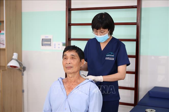 Nhân viên, cán bộ y tế của Trung tâm Bác sỹ Gia đình Cẩm Lệ tận tình khám chữa bệnh cho bệnh nhân. Ảnh: Văn Dũng-TTXVN