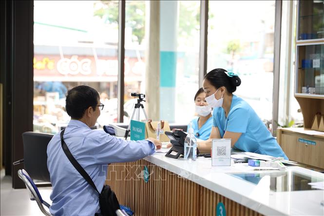 Nhân viên, cán bộ y tế của Trung tâm Bác sỹ Gia đình Cẩm Lệ tận tình khám chữa bệnh cho bệnh nhân. Ảnh: Văn Dũng-TTXVN