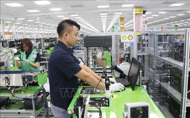 Production at the Samsung Electronics Vietnam Co. Ltd at the Yen Phong IP in the northern province of Bac Ninh. VNA Photo: Thanh Thương