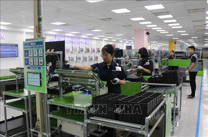 Production at the Samsung Electronics Vietnam Co. Ltd at the Yen Phong IP in the northern province of Bac Ninh. VNA Photo: Thanh Thương