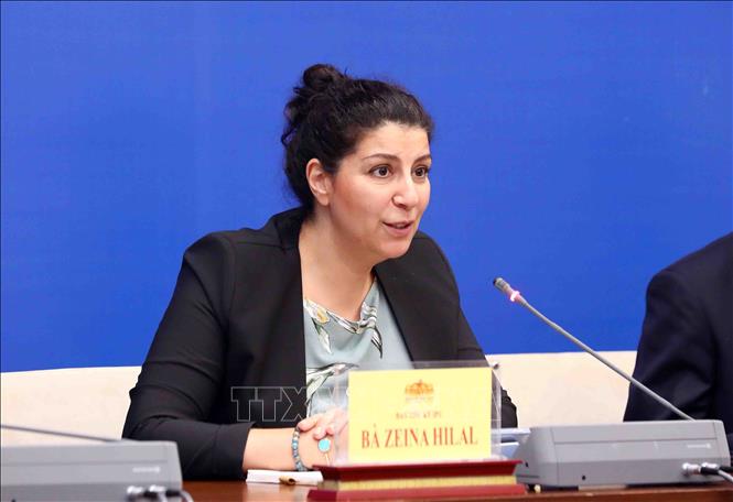 Bà Zeina Hilal, đại diện Ban Thư ký Liên minh Nghị viện thế giới (IPU) trả lời câu hỏi của phóng viên các cơ quan thông tấn, báo chí. Ảnh: Phạm Kiên - TTXVN