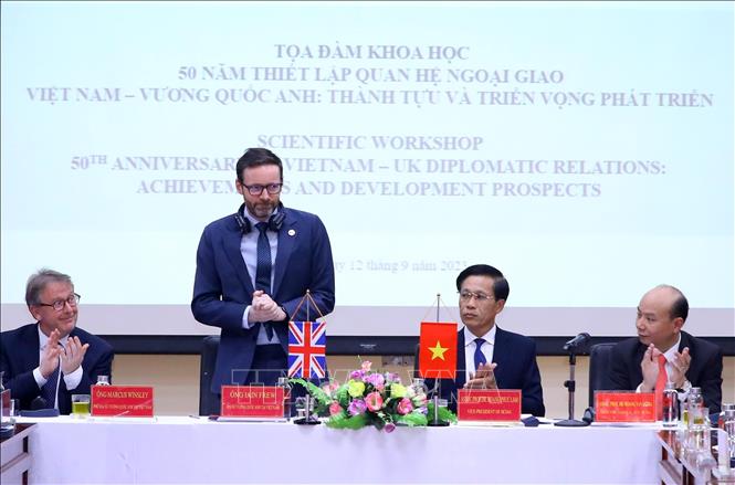 Ngài Iain Frew, Đại sứ đặc mệnh toàn quyền Liên hiệp Vương quốc Anh và Bắc Ai-len tại Việt Nam dự buổi tọa đàm. Ảnh:Văn Điệp - TTXVN