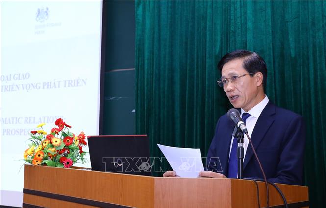 PGS.TS. Hoàng Phúc Lâm, Phó Giám đốc Học viện Chính trị quốc gia Hồ Chí Minh phát biểu tại buổi tọa đàm. Ảnh:Văn Điệp - TTXVN

