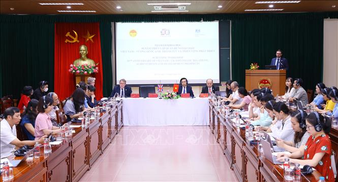 Ngài Iain Frew, Đại sứ đặc mệnh toàn quyền Liên hiệp Vương quốc Anh và Bắc Ai-len tại Việt Nam phát biểu tại buổi tọa đàm. Ảnh:Văn Điệp - TTXVN