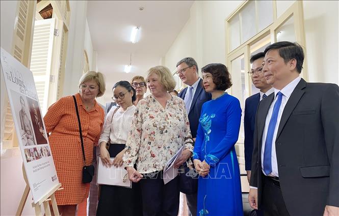 Các đại biểu tham quan Triển lãm ảnh về cuộc đời và sự nghiệp của nhà khoa học Louis Pasteur. Ảnh: Đinh Hằng – TTXVN