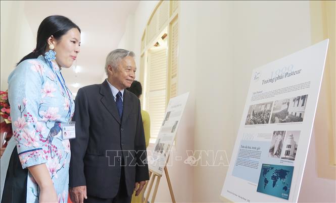  Khách tham quan Triển lãm ảnh về cuộc đời và sự nghiệp của nhà khoa học Louis Pasteur. Ảnh: Đinh Hằng – TTXVN
