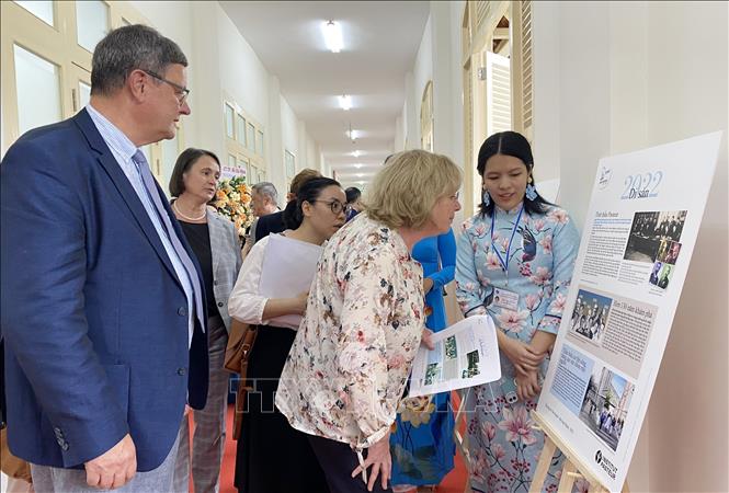  Các đại biểu tham quan Triển lãm ảnh về cuộc đời và sự nghiệp của nhà khoa học Louis Pasteur. Ảnh: Đinh Hằng – TTXVN