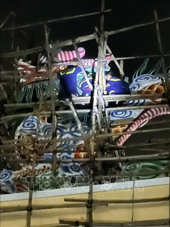 Đội Phòng cháy chữa cháy và Cứu hộ cứu nạn Công an thị xã Hòa Thành tiếp cận nạn nhân. Ảnh: Minh Phú - TTXVN