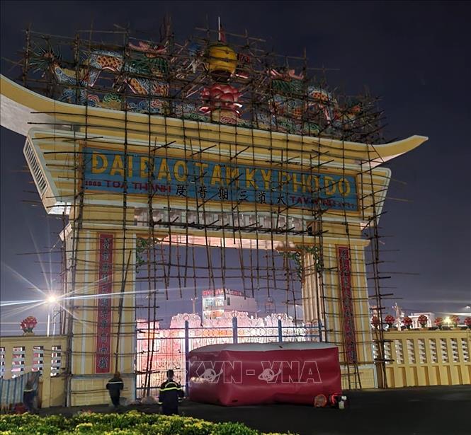 Lực lượng chức năng tiến hành cứu hộ. Ảnh: Minh Phú - TTXVN