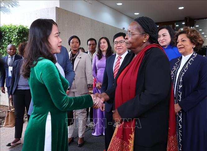 Vice President Vo Thi Anh Xuan meets President of the Assembly of Mozambique Esperanca Laurinda Francisco Nhiuane Bias. VNA Photo: Lâm Khánh