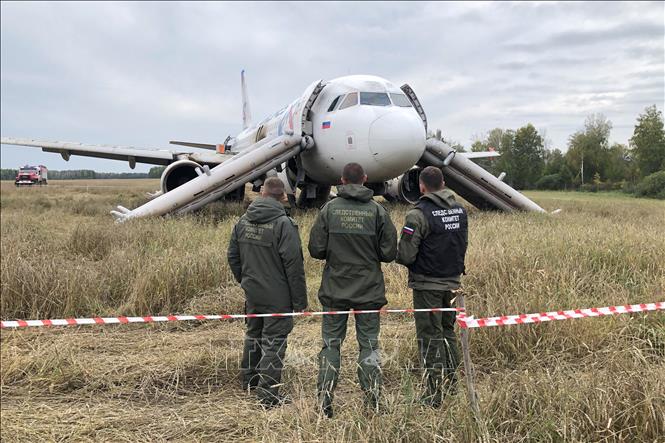 Các điều tra viên làm nhiệm vụ tại hiện trường máy bay của Hãng hàng không Ural Airlines của Nga hạ cánh khẩn cấp xuống cánh đồng gần làng Kamenka thuộc vùng Novosibirsk ngày 12/9/2023. Ảnh: AFP/TTXVN